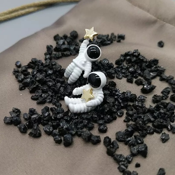 Astronaut Star Earrings - Picture 2 of 8